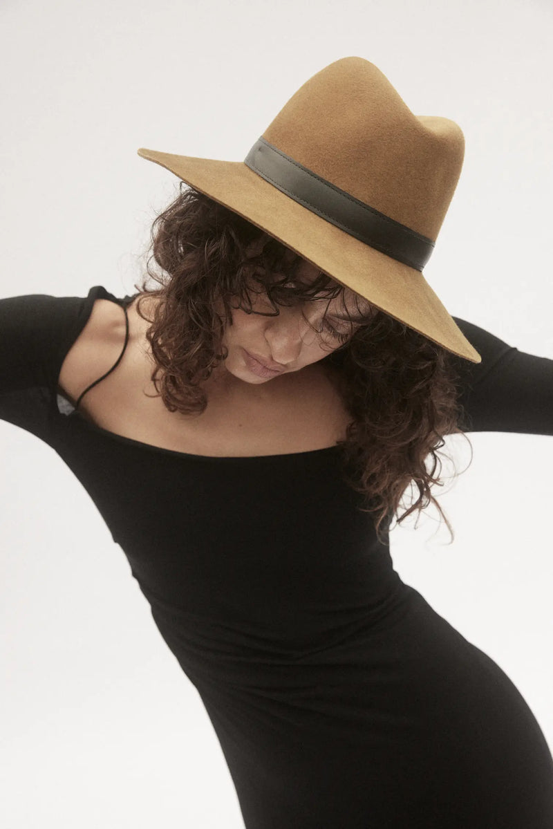 Paola Hat  Janessa Leoné   