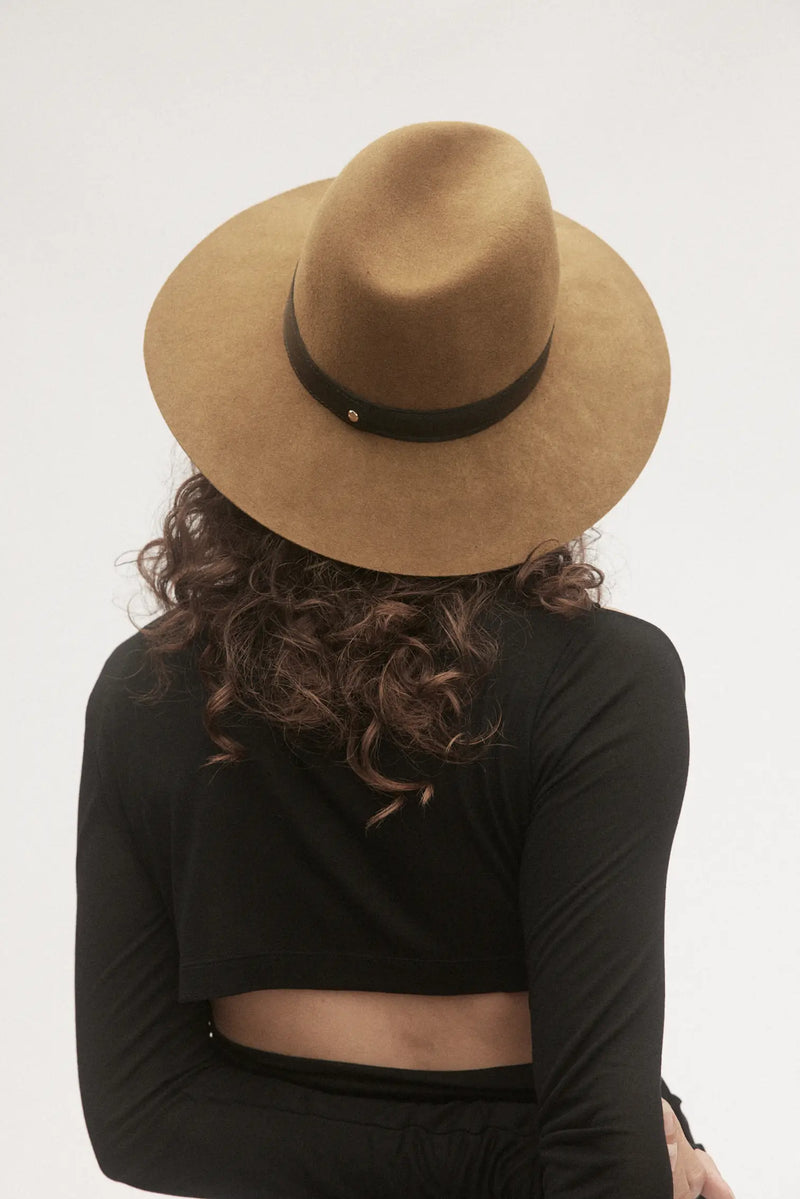 Paola Hat  Janessa Leoné   