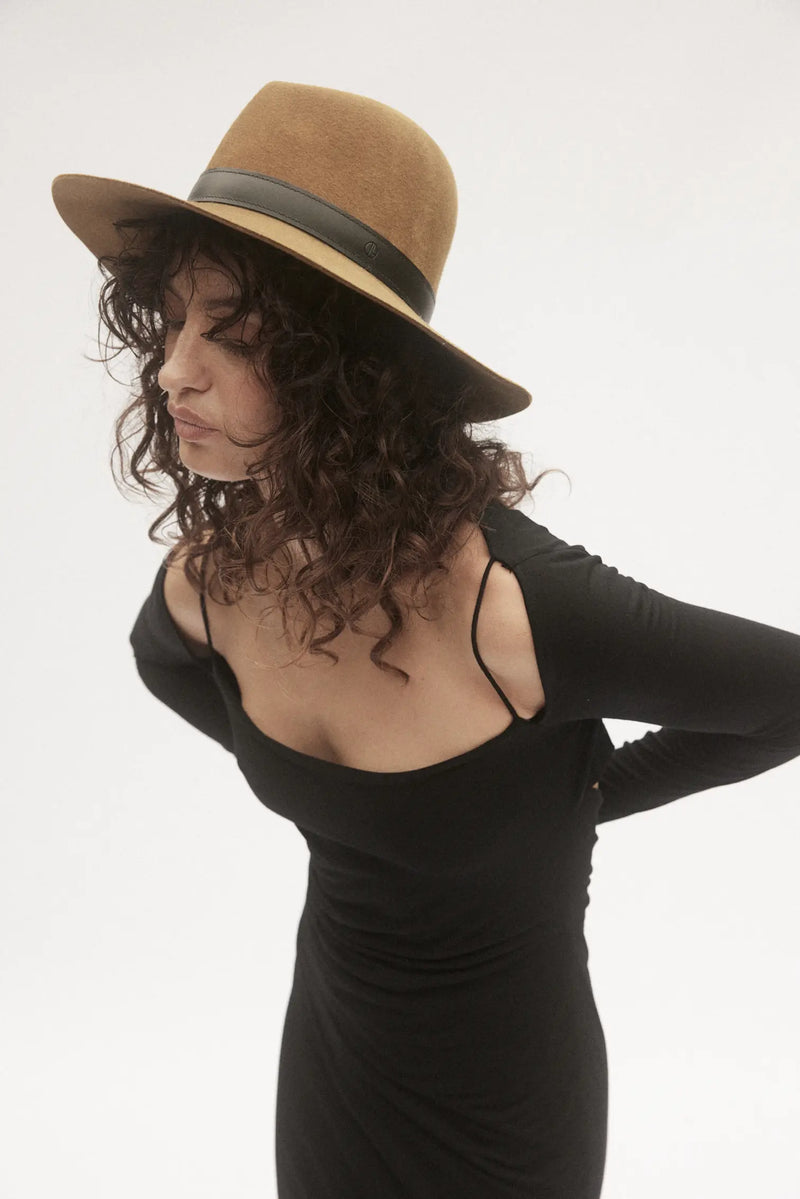 Paola Hat  Janessa Leoné   