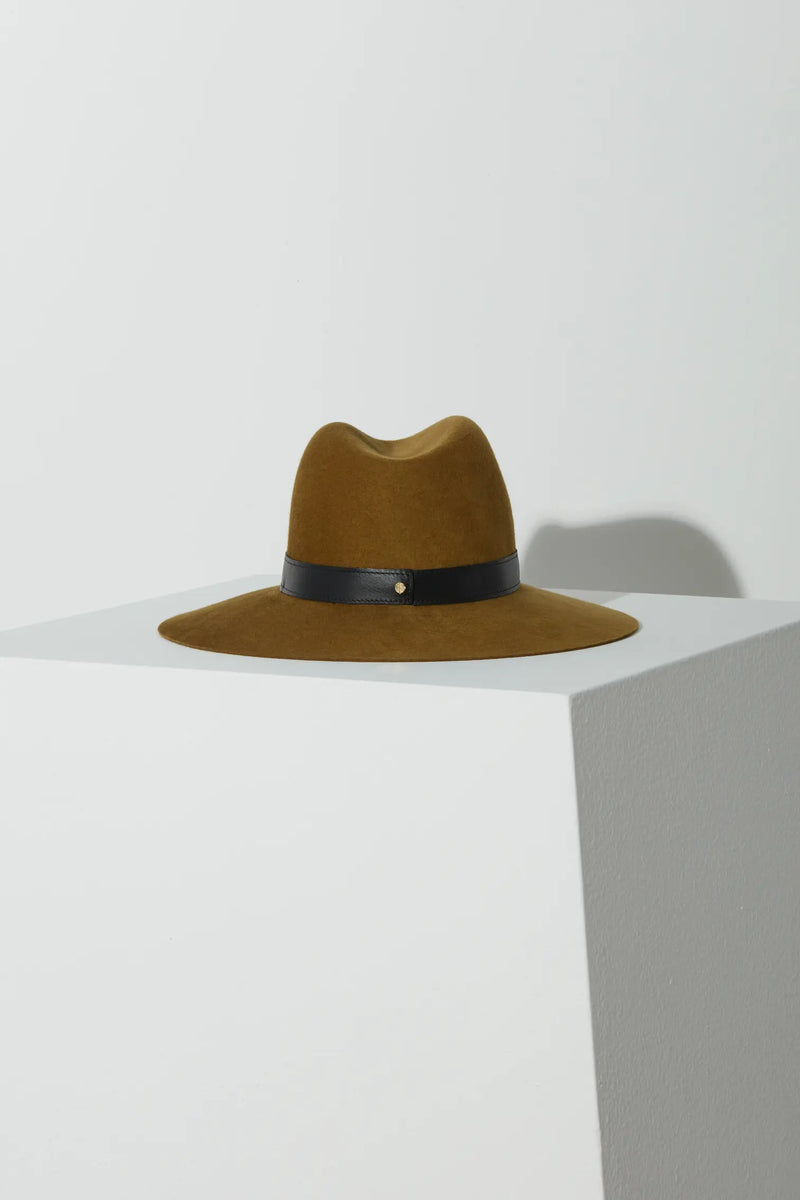 Paola Hat  Janessa Leoné   
